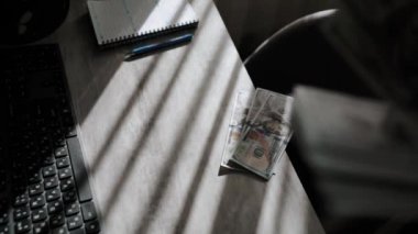 Bir iş adamının erkek eli para banknotlarını, yatırımı sayar. Yüksek kaliteli görüntüler