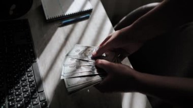 Bir iş adamının erkek eli para banknotlarını, yatırımı sayar. Yüksek kaliteli görüntüler