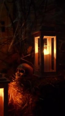 Mumlarla, örümceklerle, ağlarla ve insan kafatasıyla dolu karanlık bir oda. Korkunç korku atmosferi, hayaletler, ruhlar ve korkunç hikayeler. Cadılar Bayramı süslemeleri. Yüksek kaliteli FullHD görüntüler