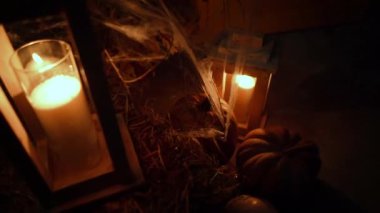 Mumlarla, örümceklerle, ağlarla ve insan kafatasıyla dolu karanlık bir oda. Korkunç korku atmosferi, hayaletler, ruhlar ve korkunç hikayeler. Cadılar Bayramı süslemeleri. Yüksek kaliteli FullHD görüntüler