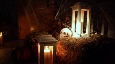 Mumlarla, örümceklerle, ağlarla ve insan kafatasıyla dolu karanlık bir oda. Korkunç korku atmosferi, hayaletler, ruhlar ve korkunç hikayeler. Cadılar Bayramı süslemeleri. Yüksek kaliteli FullHD görüntüler