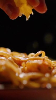 Çin Yeni Yılı. Erişteli karides ve etli Asya mutfağı. Tatil için akşam aile yemeği. Mutluluk ve iyilik için kırmızı zemin üzerinde hiyeroglifler olan altın sikkeler, yelpaze ve kartlar.