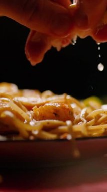 Çin Yeni Yılı. Erişteli karides ve etli Asya mutfağı. Tatil için akşam aile yemeği. Mutluluk ve iyilik için kırmızı zemin üzerinde hiyeroglifler olan altın sikkeler, yelpaze ve kartlar.