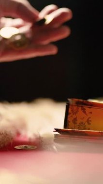 Eski Çin 'in Doğu Asya kültürü ve finansmanı. Masada hiyeroglifler ve kırmızı kartlarla altın sikkeler var. Çin Yeni Yılı. Yüksek kaliteli FullHD görüntüler