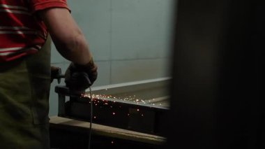 Ağır bir metal fabrikasında kaynak yaparken parlak kıvılcımlar uçuşuyor. Metal levhalar bir fabrika işçisi tarafından yakın plan lazerle kesilir. Sanayi ve fabrika üretimi. Yüksek kaliteli FullHD görüntüler