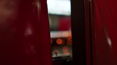 Ağır bir metal fabrikasında kaynak yaparken parlak kıvılcımlar uçuşuyor. Metal levhalar bir fabrika işçisi tarafından yakın plan lazerle kesilir. Sanayi ve fabrika üretimi. Yüksek kaliteli FullHD görüntüler