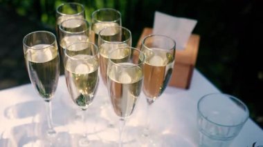 Gelin ve damadın düğününde şenlik masasında bir kadeh şampanya duruyor. Yüksek kaliteli FullHD görüntüler