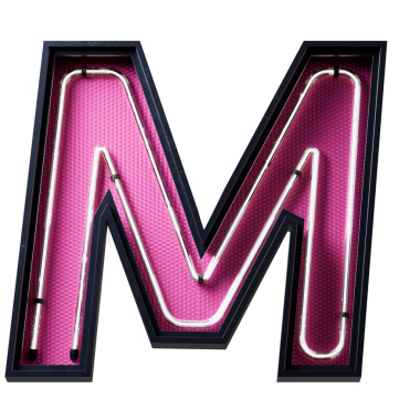 Beyaz Neon ışık alfabesi karakterinin 3 boyutlu çizimi. Büyük harf M. Neon tüpü Capital harfi. Siyah metal kutuda pembe tabanlı parlak efekt..