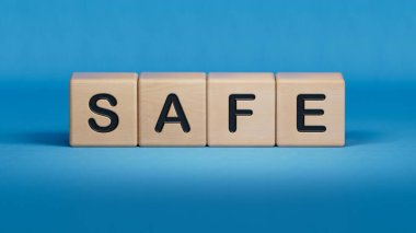 Beyaz arka planda ahşap bir küp üzerinde mavi harflerle güvenli metin.