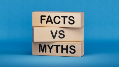 Gerçeklerin metni ve mavi bir küpün üzerine yazılmış kelimeler