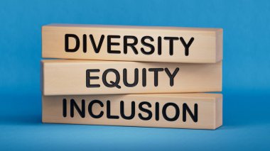 Çeşitlilik ve kapsama. Tahta küp içinde kelime çeşitliliği, eşitlik ve çeşitlilik var. iş ve finans kavramı