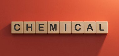 Masanın üzerinde kimya yazan kimyasal bir küp.