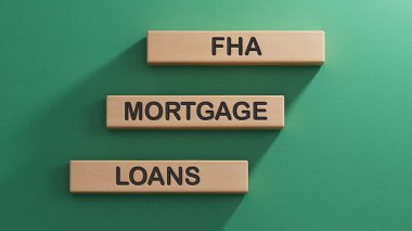 Tahta bloklarda yeşil ev ve kredi kavramı.