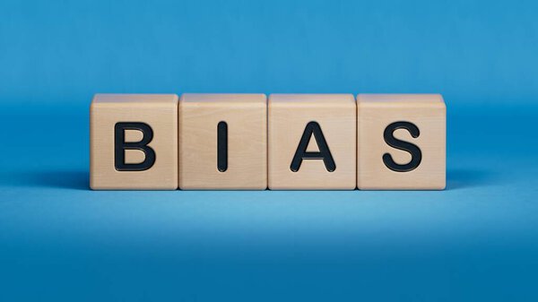 деревянные блоки со словами "бизнес-текст по концепции. группа людей на столе.