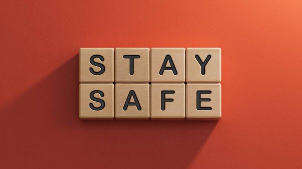 сохранить безопасные и деревянные кубики на желтом фоне цвета.