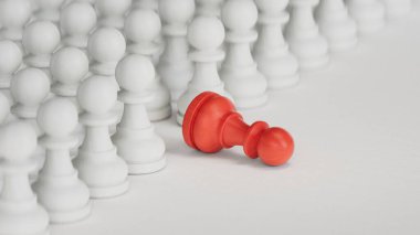 Beyaz arkaplanda beyaz ve kırmızı piyon.