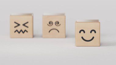 Beyaz masada gülümseyen tahta küpleri