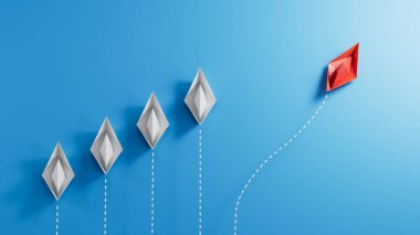 Bir tarafta beyaz kağıt tekneler ve bir kırmızı kağıt tekne mavi arka planda farklı yönleri gösteriyor. Yeni fikirler için iş yaratıcılık ve yenilikçi çözüm kavramları.