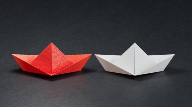 Minimalist stile kırmızı kağıt gemi beyazlar için yön gösteriyor. Lider, patron, yönetici, kazanan konsept 3D siyah arkaplan üzerine yorumlama.