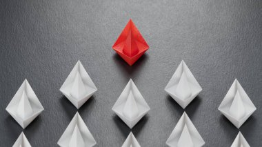 Farklı iş anlayışı. Yeni fikirler. Kağıt sanatı. Beyaz tekneler arasında liderlik kavramı. Siyah arka planda 3 boyutlu..