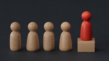 İnsanlar arasında ahşap insan modeli, Liderlik kavramı 3D siyah arka planda canlandırma.