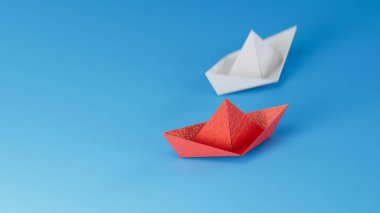 Farklı iş anlayışı. Yeni fikirler. Kağıt sanatı. Yaratıcı fikir. Kırmızı ve beyaz kağıt tekne. Liderlik kavramı 3D mavi arkaplan üzerinde canlandırma.
