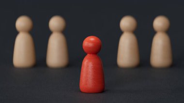 Kalabalıktan ve farklı yaratıcı fikir kavramlarından, hiyerarşiden, güçten, daha iyi ve daha yüksek bir seviyeden farklı olandan sıyrılmanın keyfini çıkarın. Bireysellik. Eşsiz. Yönetim ve liderlik kavramı.