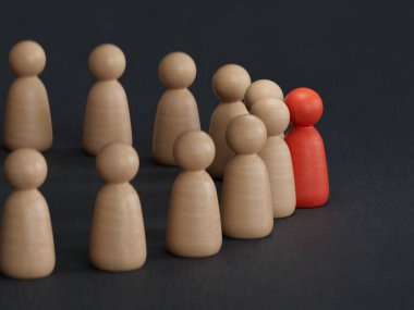 Kalabalık içinde göze çarpan kırmızı bir insanı gösteren 3 boyutlu bir grafik. Yumuşak bir gölge ve yansıma ile beyaz bir arkaplan karşı yapılan 3D geliştirmek için.