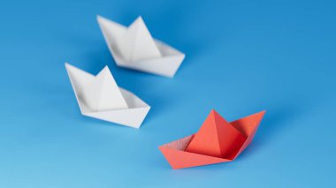 Farklı iş anlayışı. Yeni fikirler. Kağıt sanatı. Yaratıcı fikir. Lider tekne konsepti, mavi lider botu. Mavi arka planda 3D görüntüleme..