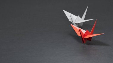 Origami kuşu, kuş kağıdı vinci. Hiroşima Anma Günü için 3D resimli kuş kağıdı kara arkaplanda 3D tasvir.