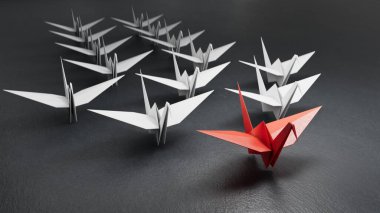 İş ve lider kuğu konsepti. Bireysel kırmızı lider kağıt kuğu siyah arkaplan üzerine işlenmiş ok 3D formda diğer yol..