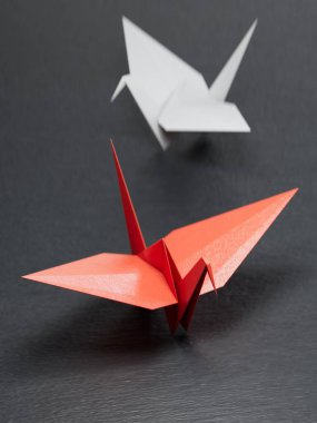 Kalpli bir çift Origami kuş aşığı. 3D illüstrasyon kağıt vinç, Hiroşima 'nın anma günü için kuş kağıdı zanaat ve Sevgililer Günü festivali minimal tarz konsept.