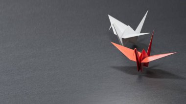 Kalpli bir çift Origami kuş aşığı. 3D illüstrasyon kağıt vinç, Hiroşima 'nın anma günü için kuş kağıdı zanaat ve Sevgililer Günü festivali minimal tarz konsept.