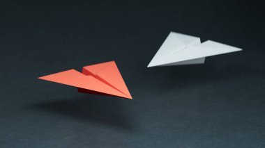 Farklı iş anlayışı. Yeni fikirler. Kağıt sanatı. Yaratıcı fikir. Kırmızı ve beyaz kağıt uçak. Öncü düzlem kavramı 3D siyah arkaplan üzerinde canlandırma.