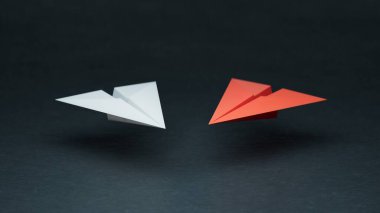 Farklı iş anlayışı. Yeni fikirler. Kağıt sanatı. Yaratıcı fikir. Kırmızı ve beyaz kağıt uçak. Öncü düzlem kavramı 3D siyah arkaplan üzerinde canlandırma.