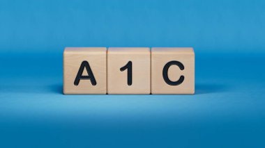 Ahşap küplerle ilgili A1C metni, tıbbi kavram. Ahşap elementlere yakın plan, mavi arkaplanda 3D İş Konsepti.