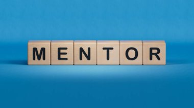 Ahşap küp bloğu ve MENTOR iş kelimesi. Görev, Vizyon ve temel değerler kavramı. Ahşap elementlerin kapatılması, mavi arkaplanda 3D İş Konsepti.