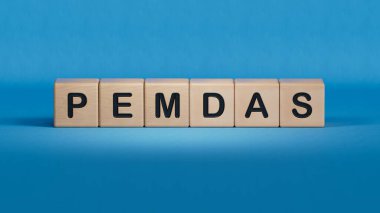 PEMDAS iş sözcüğüyle tahta küp bloğu. Ahşap elementlere yakın plan, mavi arkaplanda 3D İş Konsepti.