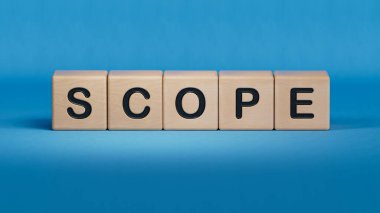 SCOPE iş sözcüğüyle tahta küp bloğu. Ahşap elementlere yakın plan, mavi arkaplanda 3D İş Konsepti.