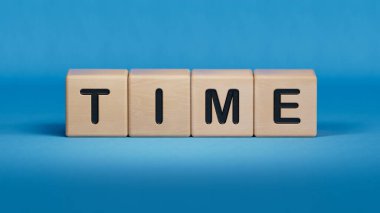 Zaman dilimi ile tahta küp bloğu. Ahşap elementlerin kapatılması, mavi arka planda 3D İş Konsepti.