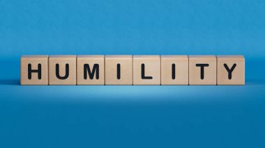 Yazılı tahtadan küpleri var. Finansal. Finansman. Ahşap elementlerin kapatılması, mavi arkaplanda 3D İş Konsepti.