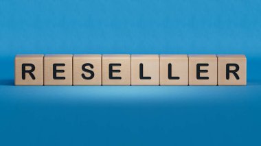 Metin çözücü içeren ahşap küpler. Finansal. Finansman. Ahşap elementlerin kapatılması, mavi arkaplanda 3D İş Konsepti.