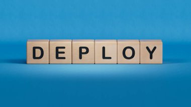 İşletme küpleri. İş adamı, tahta küplere mesaj göndererek göz kulak oluyor. Finansal. Finansman. Ahşap elementlerin kapatılması, mavi arkaplanda 3D İş Konsepti.