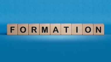 Metin Biçimi için ahşap blok küpünü kapat. Ahşap elementlerin, mavi arkaplanda 3D İş Konsepti oluşturma.