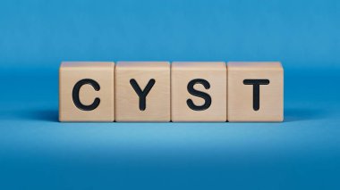 Doktor eli üzerinde kist yazan küpleri. Özen kavramı. Ahşap elementlere yakın çekim, mavi arkaplanda 3D İş Konsepti.