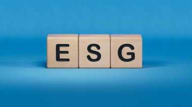 Çevresel, Sosyal ve Ahşap Küp Yönetimi. Ahşap elementlere yakın, Mavi arka planda 3D İş Konsepti.