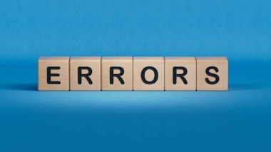 Yanlış kelime kavramı. Tahta küp. ahşap elementlere yakın çekim, mavi arkaplanda 3D iş konsepti.