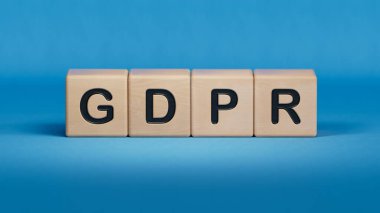 GDPR Kelimesi Tahta Küp ile yazılmış. Ahşap elementlere yakın plan, İş Konsepti 3D görüntüleme mavi arkaplan.