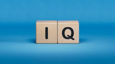 IQ konsepti. Soruların ve cevapların kısaltması ya da testçi ya da kalite mühendisi işi. Ahşap elementlerin kapanışı, mavi arkaplanda 3D İş Konsepti.