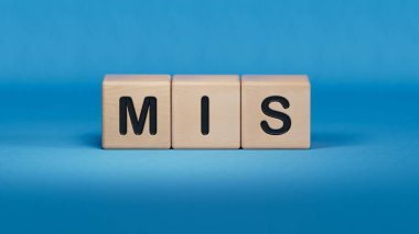 Yanlış. Küplü ahşap masa. Ahşap bloklar üzerine metin. Ahşap elementlere yakın çekim. Mavi arkaplanda 3D İş Konsepti..